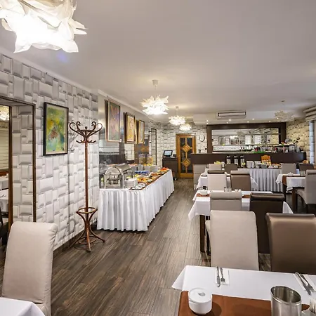 Hotel Central Отель Ньиредьхаза