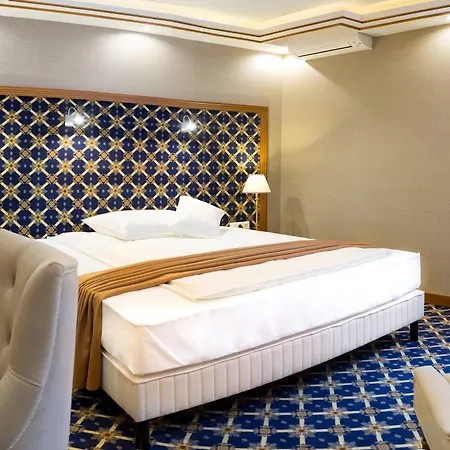 Hotel Central Отель Ньиредьхаза
